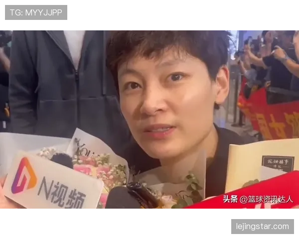 杨力维机场随手背的包，我三个月工资都不够看